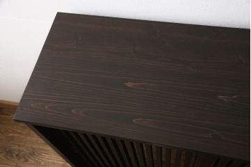 サイドボードを新規製作!内部は棚板を取り付け、引き出し金具にはアンティークの取っ手を使用。全体を濃い茶色で着色仕上げ。(戸棚、収納棚、キャビネット)