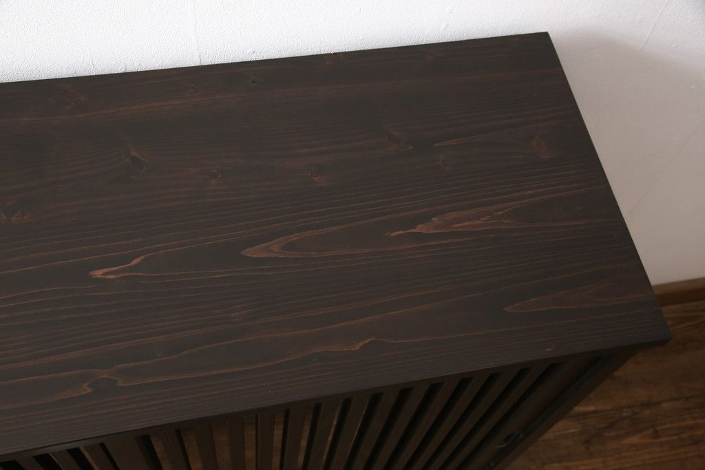 サイドボードを新規製作!内部は棚板を取り付け、引き出し金具にはアンティークの取っ手を使用。全体を濃い茶色で着色仕上げ。(戸棚、収納棚、キャビネット)