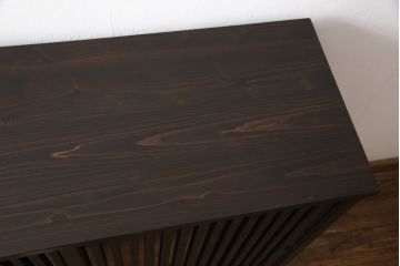 サイドボードを新規製作!内部は棚板を取り付け、引き出し金具にはアンティークの取っ手を使用。全体を濃い茶色で着色仕上げ。(戸棚、収納棚、キャビネット)