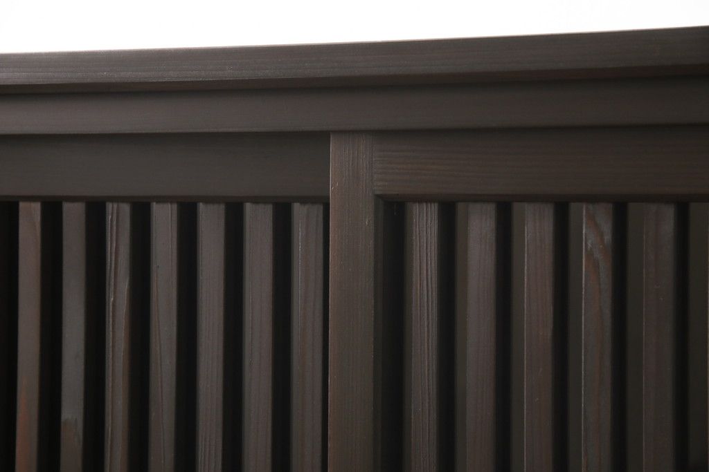 サイドボードを新規製作!内部は棚板を取り付け、引き出し金具にはアンティークの取っ手を使用。全体を濃い茶色で着色仕上げ。(戸棚、収納棚、キャビネット)