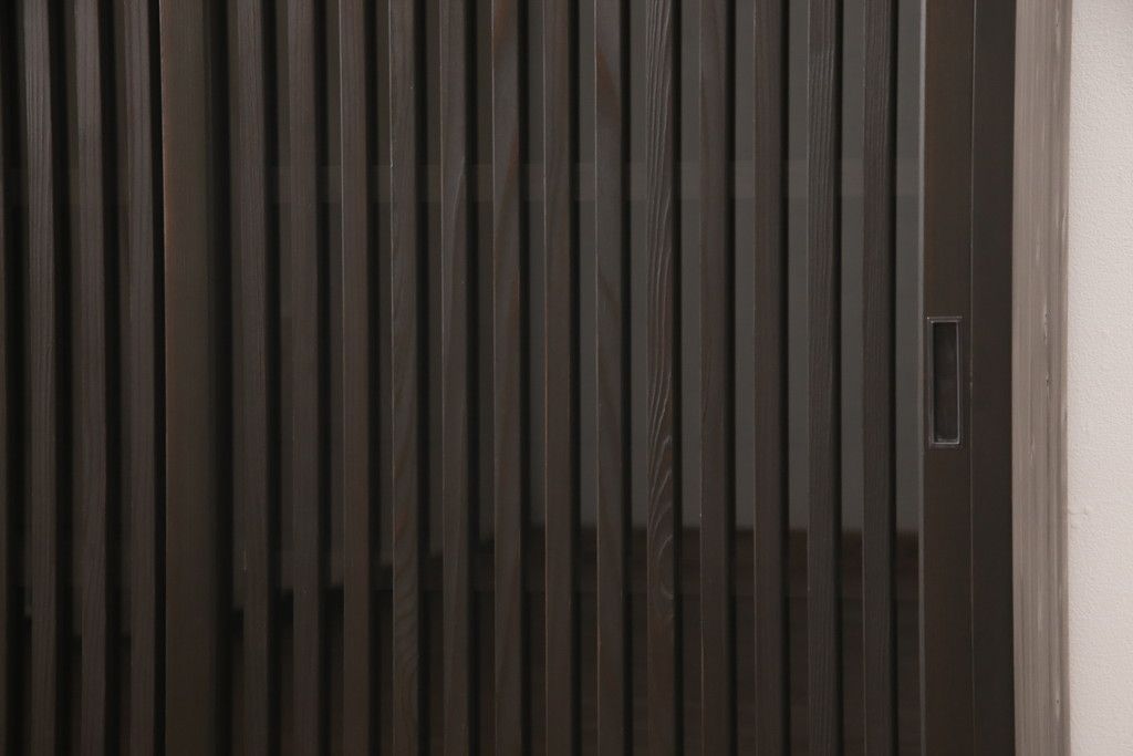 サイドボードを新規製作!内部は棚板を取り付け、引き出し金具にはアンティークの取っ手を使用。全体を濃い茶色で着色仕上げ。(戸棚、収納棚、キャビネット)