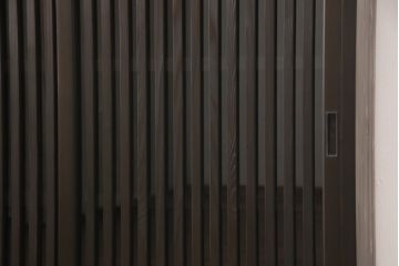 サイドボードを新規製作!内部は棚板を取り付け、引き出し金具にはアンティークの取っ手を使用。全体を濃い茶色で着色仕上げ。(戸棚、収納棚、キャビネット)