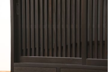 サイドボードを新規製作!内部は棚板を取り付け、引き出し金具にはアンティークの取っ手を使用。全体を濃い茶色で着色仕上げ。(戸棚、収納棚、キャビネット)