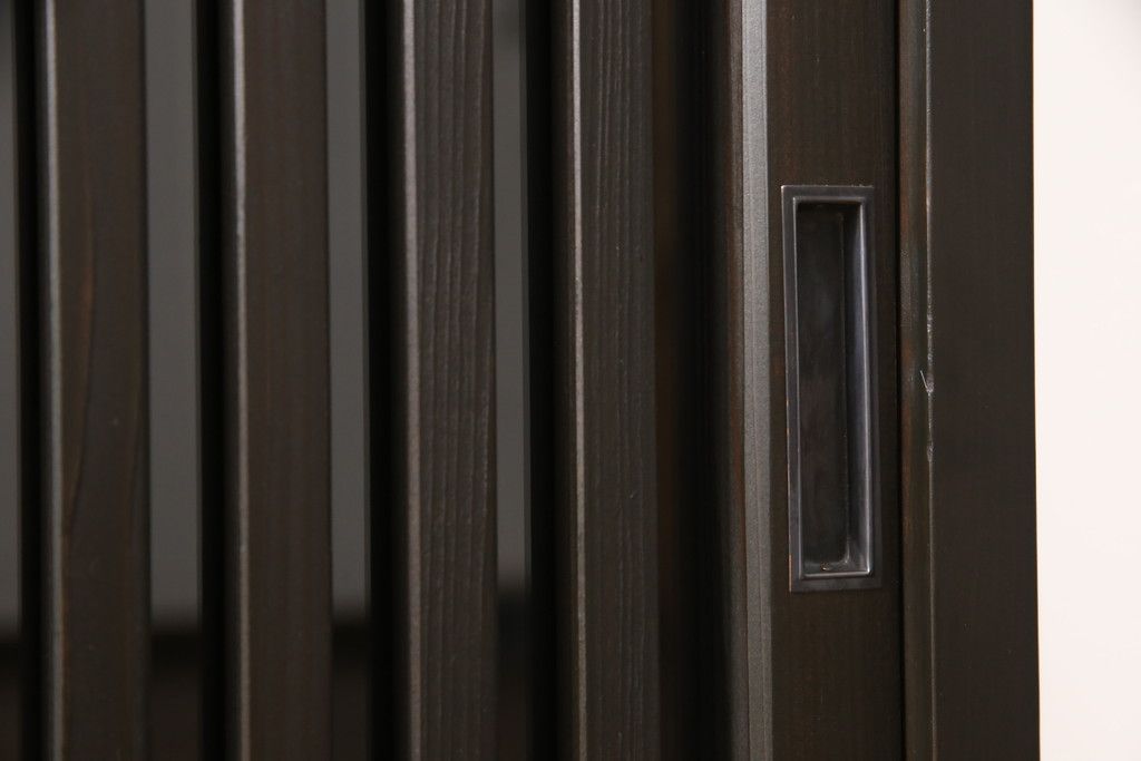 サイドボードを新規製作!内部は棚板を取り付け、引き出し金具にはアンティークの取っ手を使用。全体を濃い茶色で着色仕上げ。(戸棚、収納棚、キャビネット)