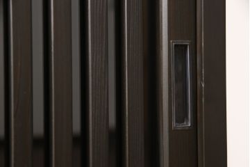 サイドボードを新規製作!内部は棚板を取り付け、引き出し金具にはアンティークの取っ手を使用。全体を濃い茶色で着色仕上げ。(戸棚、収納棚、キャビネット)