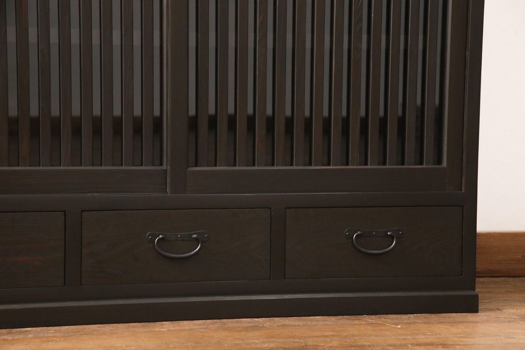 サイドボードを新規製作!内部は棚板を取り付け、引き出し金具にはアンティークの取っ手を使用。全体を濃い茶色で着色仕上げ。(戸棚、収納棚、キャビネット)