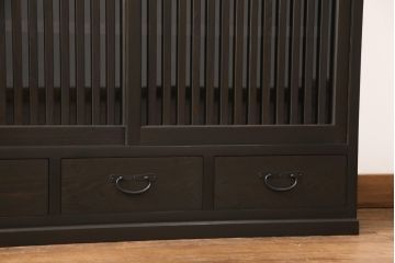 サイドボードを新規製作!内部は棚板を取り付け、引き出し金具にはアンティークの取っ手を使用。全体を濃い茶色で着色仕上げ。(戸棚、収納棚、キャビネット)