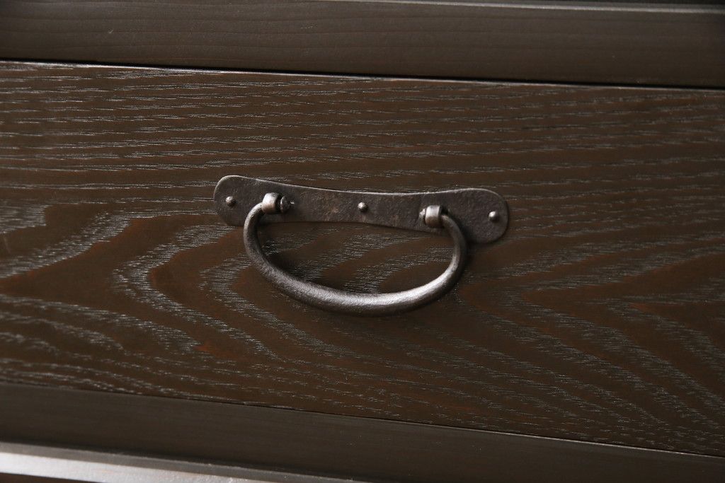 サイドボードを新規製作!内部は棚板を取り付け、引き出し金具にはアンティークの取っ手を使用。全体を濃い茶色で着色仕上げ。(戸棚、収納棚、キャビネット)