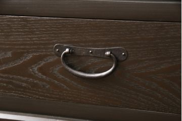 サイドボードを新規製作!内部は棚板を取り付け、引き出し金具にはアンティークの取っ手を使用。全体を濃い茶色で着色仕上げ。(戸棚、収納棚、キャビネット)