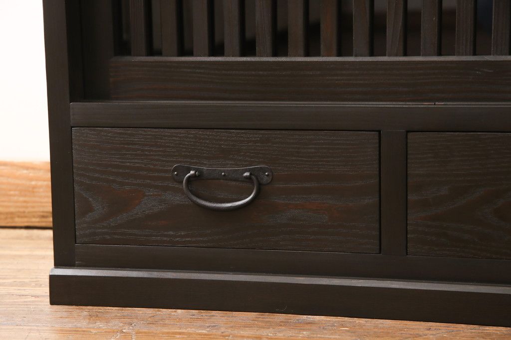 サイドボードを新規製作!内部は棚板を取り付け、引き出し金具にはアンティークの取っ手を使用。全体を濃い茶色で着色仕上げ。(戸棚、収納棚、キャビネット)