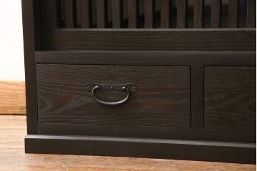 サイドボードを新規製作!内部は棚板を取り付け、引き出し金具にはアンティークの取っ手を使用。全体を濃い茶色で着色仕上げ。(戸棚、収納棚、キャビネット)