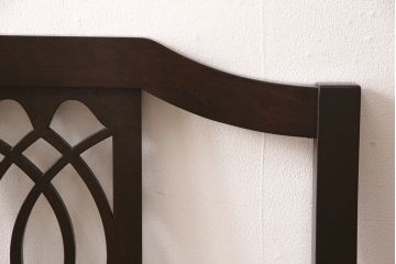 大正ロマンなソファベンチを新規製作!背もたれに透かし彫りを施し、ファブリックはご指定の生地を使用し仕上げ。(アームベンチ、ダイニングソファ)