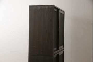 飾り棚を新規製作!上下段ともに棚板4枚を設け、引き違い戸は戸板を製作。取っ手にはアンティーク金具を使用。(キャビネット、食器棚、戸棚、収納棚、重ね戸棚)