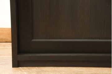 飾り棚を新規製作!上下段ともに棚板4枚を設け、引き違い戸は戸板を製作。取っ手にはアンティーク金具を使用。(キャビネット、食器棚、戸棚、収納棚、重ね戸棚)