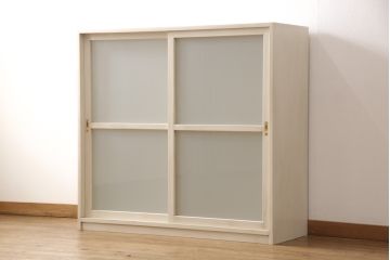 収納棚を新規製作!当店オーダー家具を参考に、ご希望サイズで製作。すりガラス入りの引き戸仕様で、背面はカウンター仕上げ。塗装はエイジング加工でアンティークホワイトにペイント。(戸棚、キャビネット、カウンター、サイドボード)