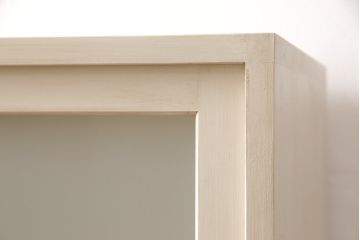 収納棚を新規製作!当店オーダー家具を参考に、ご希望サイズで製作。すりガラス入りの引き戸仕様で、背面はカウンター仕上げ。塗装はエイジング加工でアンティークホワイトにペイント。(戸棚、キャビネット、カウンター、サイドボード)