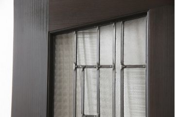 ステンドグラス入り上吊り引き戸を新規製作!当店オーダー家具を参考にステンド部を製作。吊り戸仕様への加工、真鍮引手金具を取り付け。色味は当店商品を参考に着色。(建具、ガラス戸)