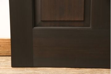 ステンドグラス入り上吊り引き戸を新規製作!当店オーダー家具を参考にステンド部を製作。吊り戸仕様への加工、真鍮引手金具を取り付け。色味は当店商品を参考に着色。(建具、ガラス戸)