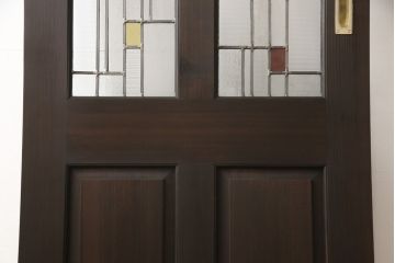 ステンドグラス入り上吊り引き戸を新規製作!当店オーダー家具を参考にステンド部を製作。吊り戸仕様への加工、真鍮引手金具を取り付け。色味は当店商品を参考に着色。(建具、ガラス戸)