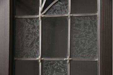ステンドグラス入りの上吊り引き戸を新規製作!当店オーダー家具のデザインを参考にステンドグラスを製作。吊り戸仕様への加工、真鍮引手金具を取り付け。色味は当店商品を参考に着色。(建具、ガラス戸)