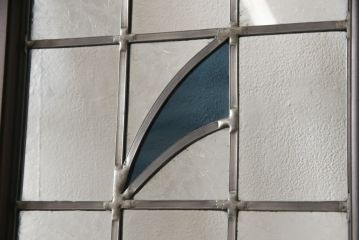 ステンドグラス入りの上吊り引き戸を新規製作!当店オーダー家具のデザインを参考にステンドグラスを製作。吊り戸仕様への加工、真鍮引手金具を取り付け。色味は当店商品を参考に着色。(建具、ガラス戸)