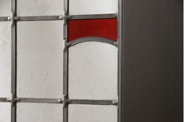 ステンドグラス入りの上吊り引き戸を新規製作!当店オーダー家具のデザインを参考にステンドグラスを製作。吊り戸仕様への加工、真鍮引手金具を取り付け。色味は当店商品を参考に着色。(建具、ガラス戸)