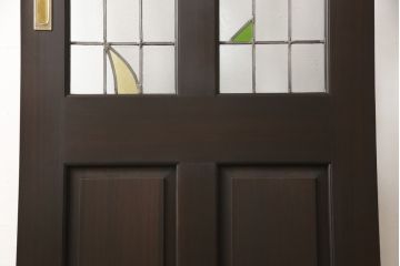 ステンドグラス入りの上吊り引き戸を新規製作!当店オーダー家具のデザインを参考にステンドグラスを製作。吊り戸仕様への加工、真鍮引手金具を取り付け。色味は当店商品を参考に着色。(建具、ガラス戸)