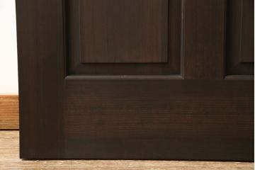 ステンドグラス入りの上吊り引き戸を新規製作!当店オーダー家具のデザインを参考にステンドグラスを製作。吊り戸仕様への加工、真鍮引手金具を取り付け。色味は当店商品を参考に着色。(建具、ガラス戸)