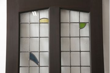 ステンドグラス入りの上吊り引き戸を新規製作!当店オーダー家具のデザインを参考にステンドグラスを製作。吊り戸仕様への加工、真鍮引手金具を取り付け。色味は当店商品を参考に着色。(建具、ガラス戸)