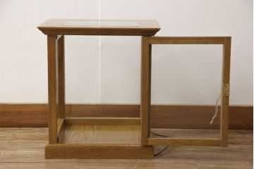 ショーケースを新規製作!天板・側面は強化ガラス使用し、右開き戸仕様で、鍵を取付け。天板裏にLED照明を取付け。色味は当店商品を参考に着色(ガラスケース、陳列棚、飾り棚、ディスプレイ)