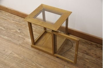 ショーケースを新規製作!天板・側面は強化ガラス使用し、右開き戸仕様で、鍵を取付け。天板裏にLED照明を取付け。色味は当店商品を参考に着色(ガラスケース、陳列棚、飾り棚、ディスプレイ)