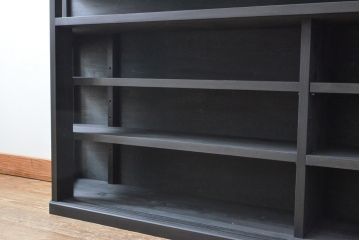 食器棚を新規製作!最上段はオープンラック、下段はガラス戸、左側は斜め側面仕様。棚板は左右各2枚製作し、中央でセパレート。天板・台輪を取付け。色味は当店商品を参考に墨色に着色。(キャビネット、戸棚、収納棚)