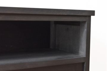 食器棚を新規製作!最上段はオープンラック、下段はガラス戸、左側は斜め側面仕様。棚板は左右各2枚製作し、中央でセパレート。天板・台輪を取付け。色味は当店商品を参考に墨色に着色。(キャビネット、戸棚、収納棚)