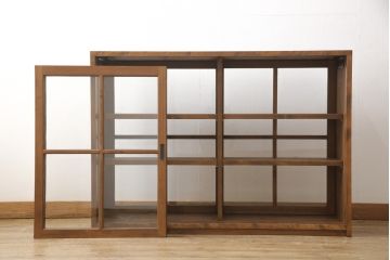 戸棚を新規製作!本体はヒノキ、十字桟入両面引き戸は杉材で製作。台輪を取付け、当店商品を参考に着色、ワックス仕上げ。(収納棚、キャビネット)