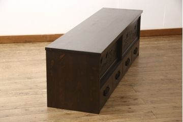 ローボードを新規製作!当店のオーダー家具を参考にご希望のサイズで。建具にレーザー加工を施した波千鳥を取り入れ、後ろにクリアガラス。引き出し4杯、戸棚内は棚板を1枚設置。棚内部に穴あけ加工を施し、色味はチェスナット系に着色。(テレビ台、テレビボード、サイドボード、収納棚、戸棚)
