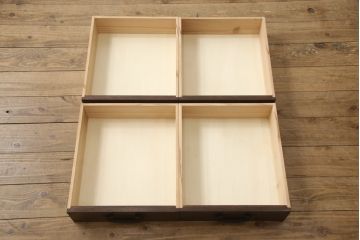 ローボードを新規製作!当店のオーダー家具を参考にご希望のサイズで。建具にレーザー加工を施した波千鳥を取り入れ、後ろにクリアガラス。引き出し4杯、戸棚内は棚板を1枚設置。棚内部に穴あけ加工を施し、色味はチェスナット系に着色。(テレビ台、テレビボード、サイドボード、収納棚、戸棚)