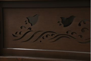 ローボードを新規製作!当店のオーダー家具を参考にご希望のサイズで。建具にレーザー加工を施した波千鳥を取り入れ、後ろにクリアガラス。引き出し4杯、戸棚内は棚板を1枚設置。棚内部に穴あけ加工を施し、色味はチェスナット系に着色。(テレビ台、テレビボード、サイドボード、収納棚、戸棚)