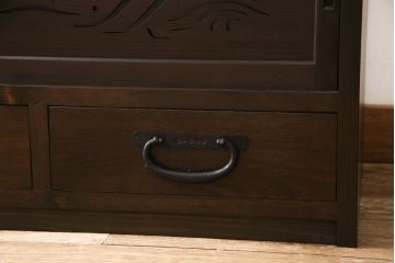 ローボードを新規製作!当店のオーダー家具を参考にご希望のサイズで。建具にレーザー加工を施した波千鳥を取り入れ、後ろにクリアガラス。引き出し4杯、戸棚内は棚板を1枚設置。棚内部に穴あけ加工を施し、色味はチェスナット系に着色。(テレビ台、テレビボード、サイドボード、収納棚、戸棚)