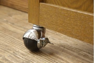 つい立てを新規製作!ご希望のサイズでオーク材を使用。片面は可動式仕様で、「芙蓉の花」「夏空」「日光」をモチーフにしたオリジナルのステンドグラスを取り付け。(ステンドグラス、つい立て、パーテーション、間仕切り)