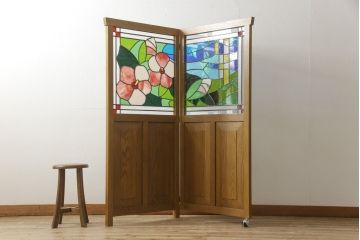 つい立てを新規製作!ご希望のサイズでオーク材を使用。片面は可動式仕様で、「芙蓉の花」「夏空」「日光」をモチーフにしたオリジナルのステンドグラスを取り付け。(ステンドグラス、つい立て、パーテーション、間仕切り)