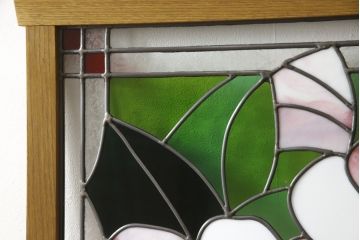 つい立てを新規製作!ご希望のサイズでオーク材を使用。片面は可動式仕様で、「芙蓉の花」「夏空」「日光」をモチーフにしたオリジナルのステンドグラスを取り付け。(ステンドグラス、つい立て、パーテーション、間仕切り)
