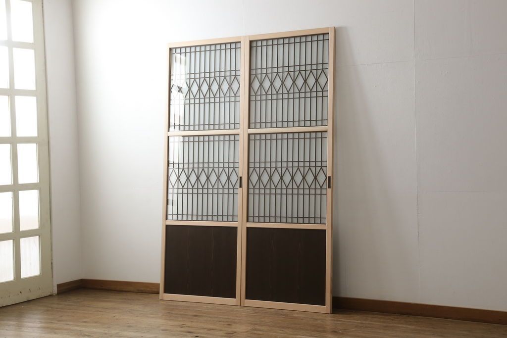ガラス戸2枚を新規製作!当店のオーダー家具を参考にご希望のサイズで。両面ガラス仕様で引き手・戸車取り付け。本体色味は当店商品を参考に着色。(引き戸、建具)