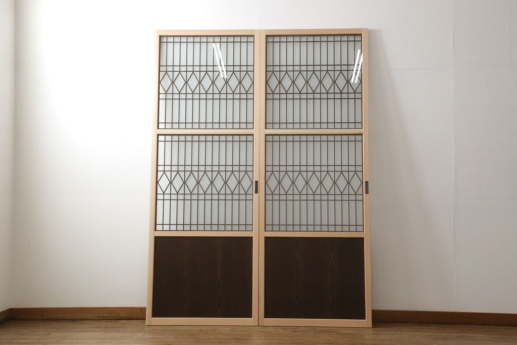 ガラス戸2枚を新規製作!当店のオーダー家具を参考にご希望のサイズで。両面ガラス仕様で引き手・戸車取り付け。本体色味は当店商品を参考に着色。(引き戸、建具)