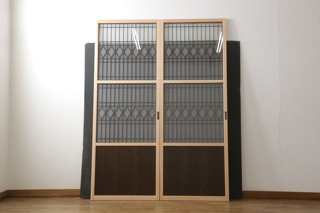 ガラス戸2枚を新規製作!当店のオーダー家具を参考にご希望のサイズで。両面ガラス仕様で引き手・戸車取り付け。本体色味は当店商品を参考に着色。(引き戸、建具)