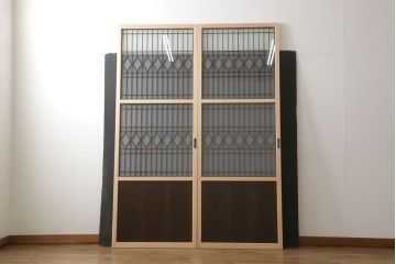 ガラス戸2枚を新規製作!当店のオーダー家具を参考にご希望のサイズで。両面ガラス仕様で引き手・戸車取り付け。本体色味は当店商品を参考に着色。(引き戸、建具)