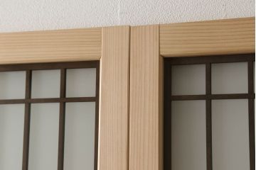 ガラス戸2枚を新規製作!当店のオーダー家具を参考にご希望のサイズで。両面ガラス仕様で引き手・戸車取り付け。本体色味は当店商品を参考に着色。(引き戸、建具)