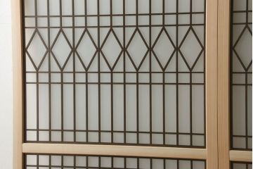 ガラス戸2枚を新規製作!当店のオーダー家具を参考にご希望のサイズで。両面ガラス仕様で引き手・戸車取り付け。本体色味は当店商品を参考に着色。(引き戸、建具)