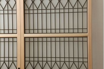 ガラス戸2枚を新規製作!当店のオーダー家具を参考にご希望のサイズで。両面ガラス仕様で引き手・戸車取り付け。本体色味は当店商品を参考に着色。(引き戸、建具)