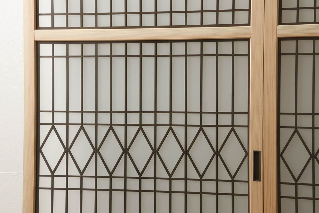 ガラス戸2枚を新規製作!当店のオーダー家具を参考にご希望のサイズで。両面ガラス仕様で引き手・戸車取り付け。本体色味は当店商品を参考に着色。(引き戸、建具)