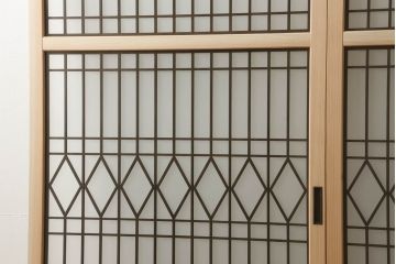 ガラス戸2枚を新規製作!当店のオーダー家具を参考にご希望のサイズで。両面ガラス仕様で引き手・戸車取り付け。本体色味は当店商品を参考に着色。(引き戸、建具)